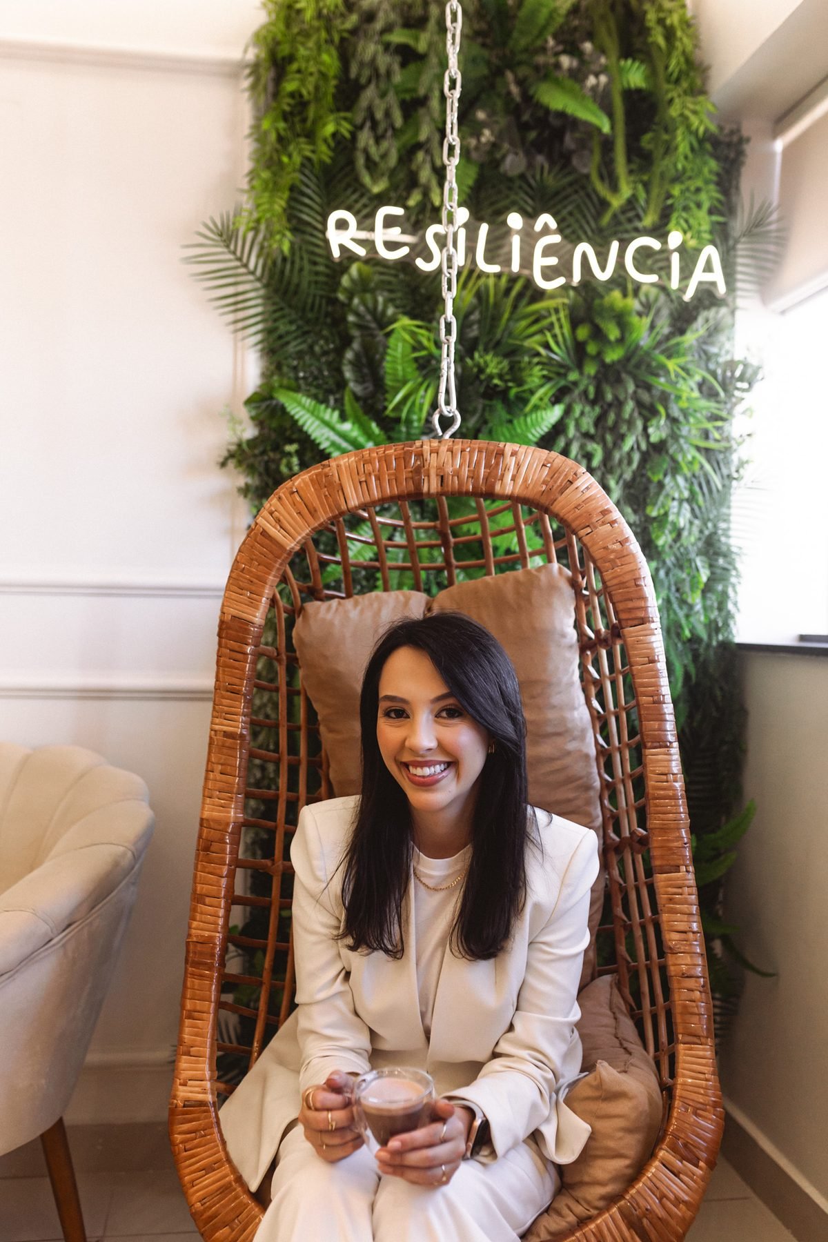 Fernanda Vieira em ambiente acolhedor, representando resiliência