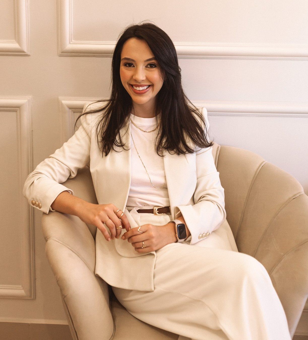 Fernanda Vieira, psicóloga clínica em Conselheiro Lafaiete, sorrindo em seu consultório