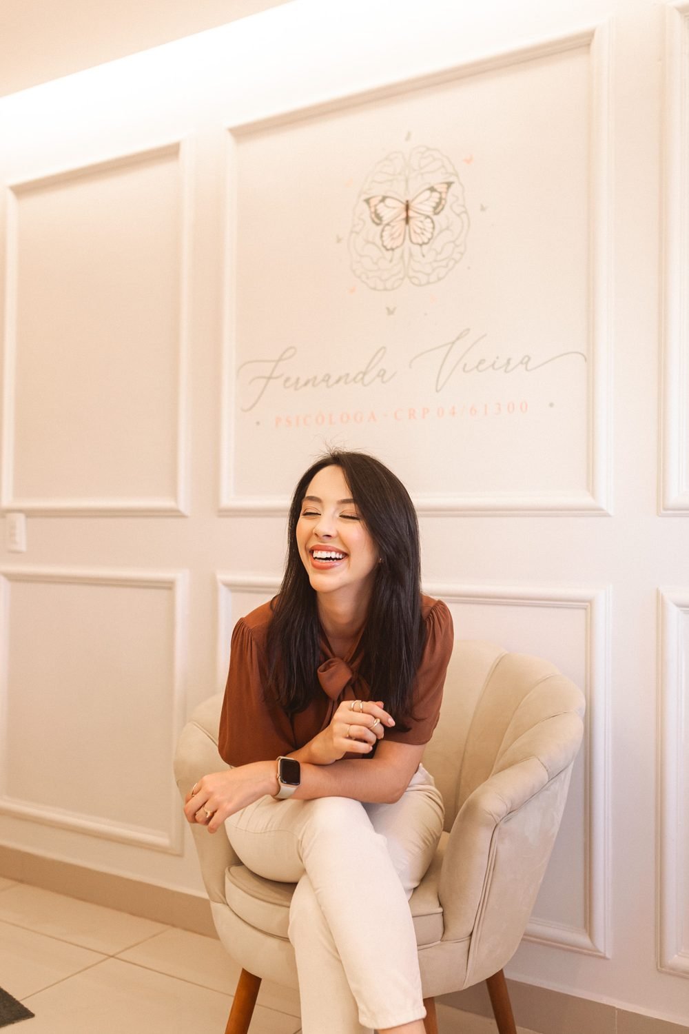 Fernanda Vieira sorrindo, transmitindo acolhimento