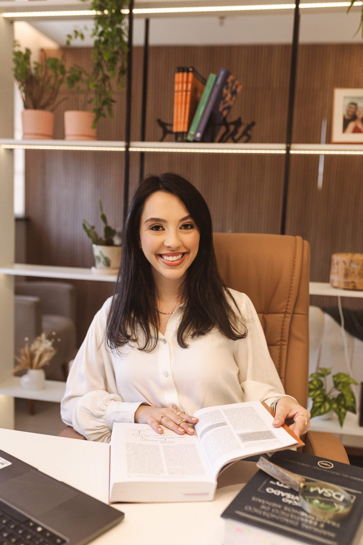 Fernanda Vieira estudando com material técnico de psicologia